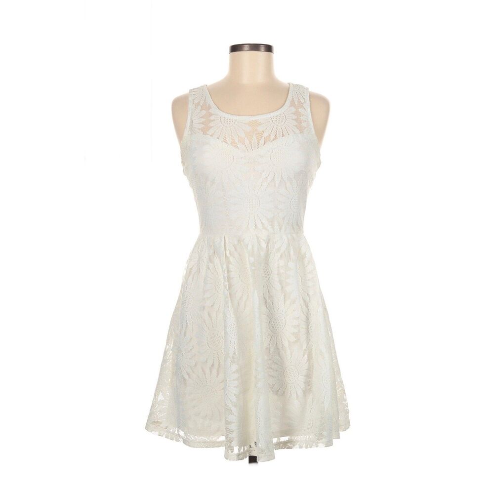 New WANT AND NEED Sz M Ivory Lace Daisies Graduation Easter Soft Girly Coquette